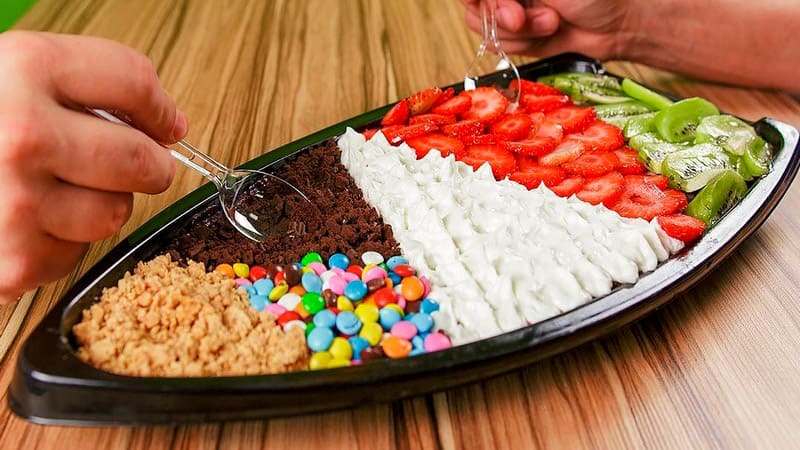 Barca de açaí com complementos.