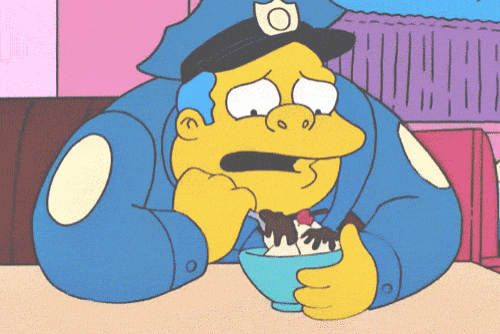 Clancy Wiggum, o chefe da polícia de Os Simpsons, se deliciando com um sorvete.