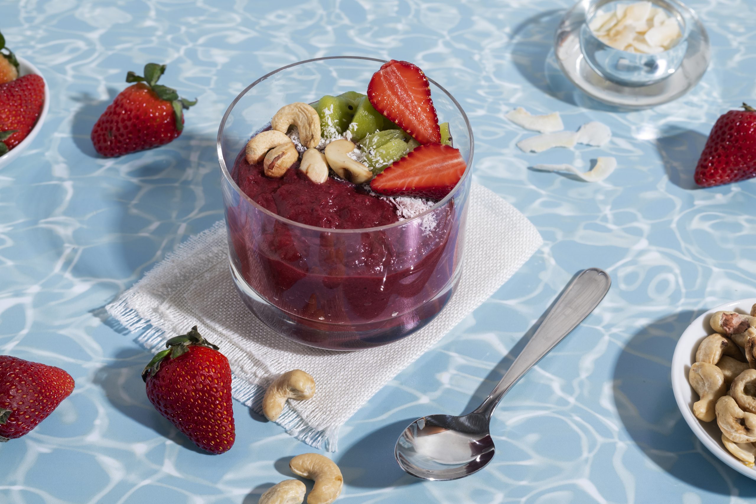 Pote de açaí saudável com frutas e castanhas.