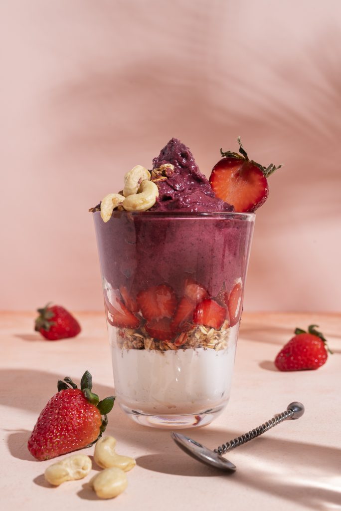 Açaí sendo servido em copo em uma açaiteria.
