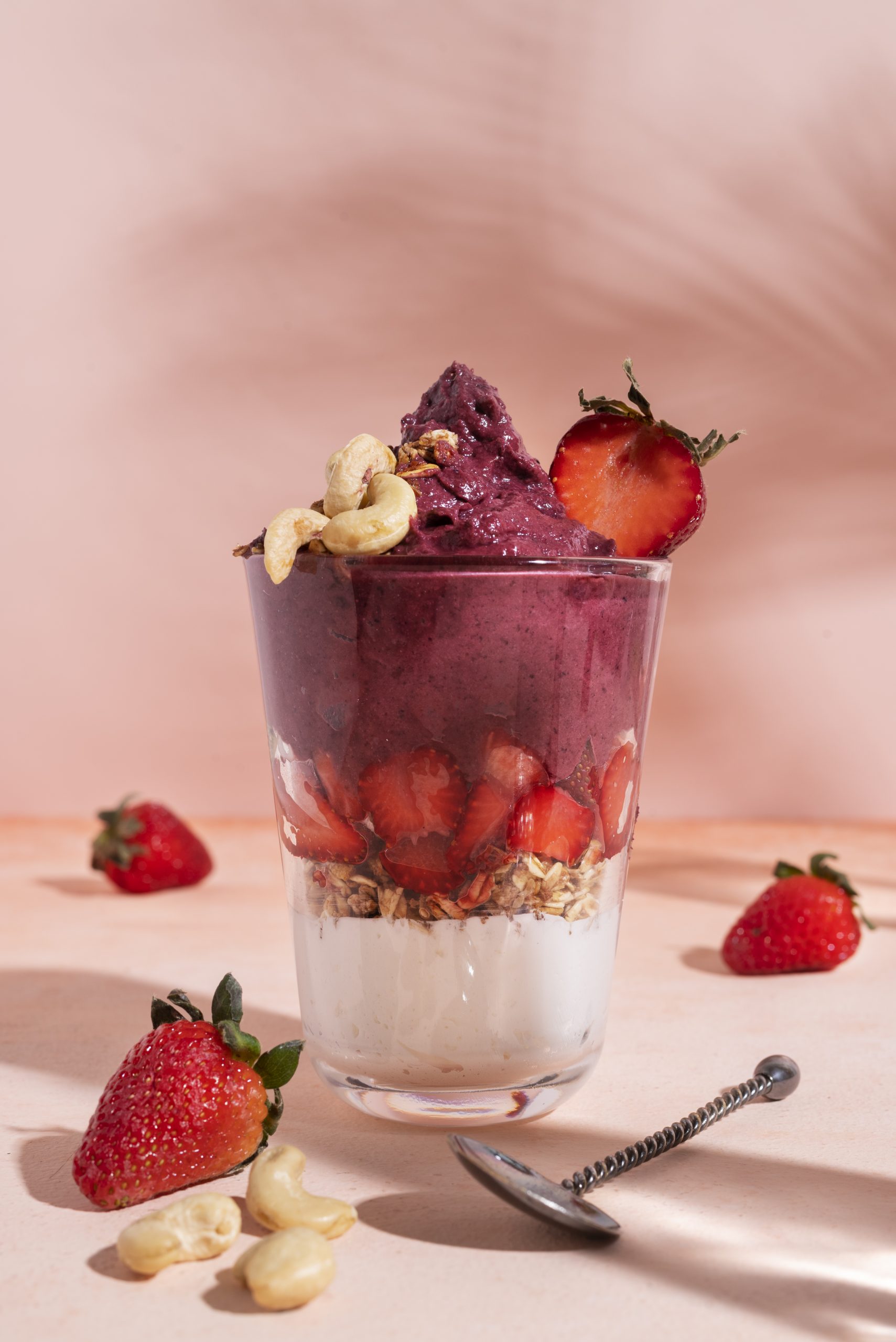 Açaí sendo servido em copo em uma açaiteria.